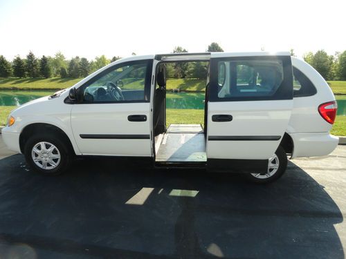 2007 wheelchair accessible dodge grand caravan se mini passenger van 4-door 3.3l