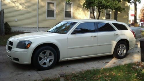 2005 dodge magnum sxt wagon 4-door 3.5l