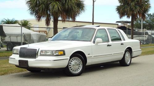 1996 lincoln town car signature , all white , moonroof