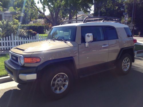 2011 toyota fj cruiser, fully loaded 4x4, 26,621 miles