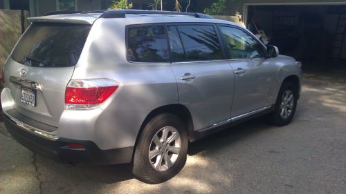 2011 toyota highlander low mils, leather seats, backup camera, sunroof, l@@k