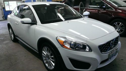 2011 volvo c30 6 speed only 25,450 miles. super clean!!!!