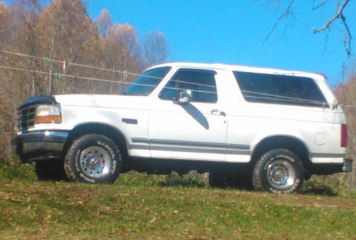 White 1994 ford bronco xlt 4x4, very good condition