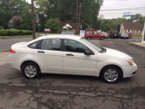 2009 ford focus sedan! 5 speed manual, clean!