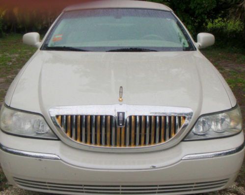 LINCOLN SIGNATURE TOWN CAR LIKE NEW, image 2