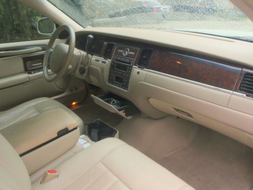 LINCOLN SIGNATURE TOWN CAR LIKE NEW, image 3