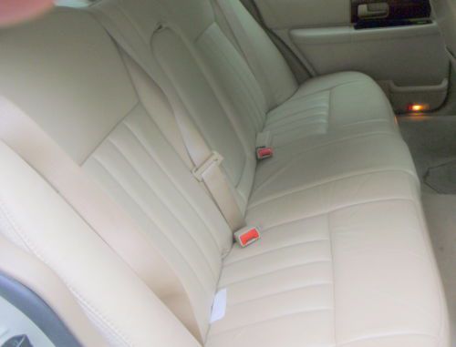 LINCOLN SIGNATURE TOWN CAR LIKE NEW, image 4