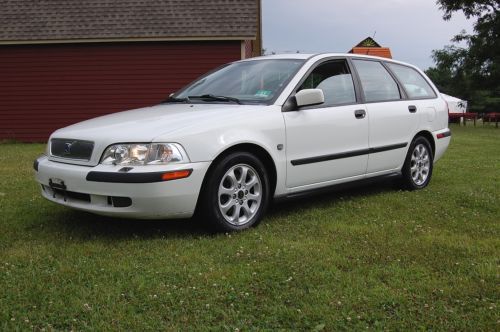 No reserve..2002 volvo v-40 wagon 1.9t, low mileage, needs some att,overall nice