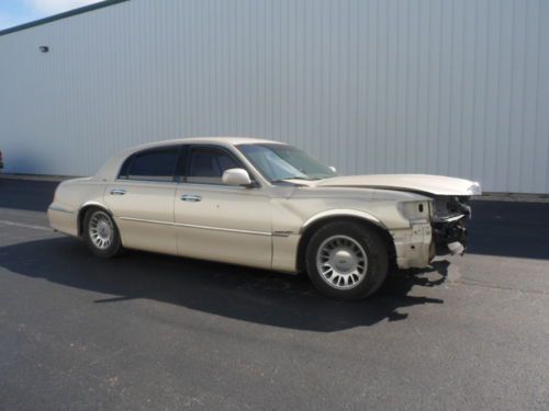 2002 lincoln town car cartier l sedan 4-door 4.6l