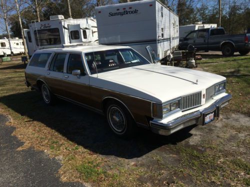 !984 oldsmoblie station wagon  4--door