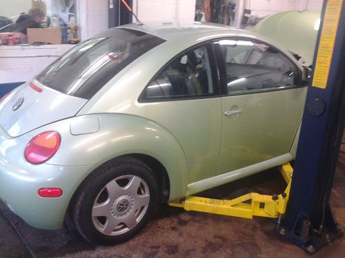 1999 volkswagen beetle gl hatchback 2-door 2.0l