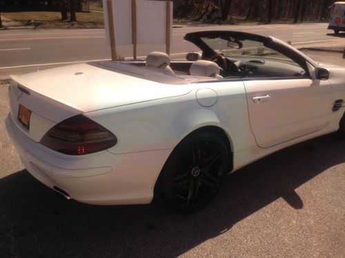 2007 sl600 mercedes. white on white  designo edition..20 inch amg black rims.