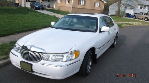 2001 lincoln town car cartier sedan 4-door 4.6l