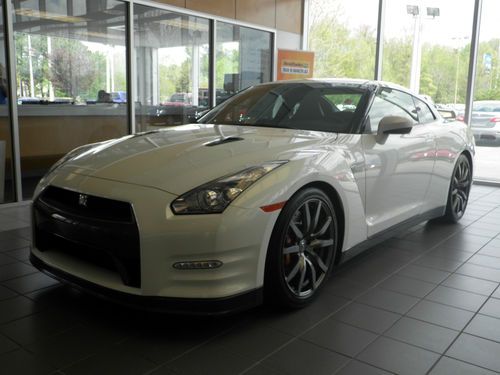 2014 nissan gt-r premium pearl white/black reserve set below sticker price