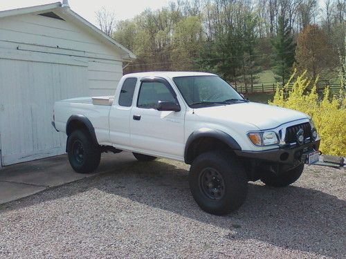 2004 toyota tacoma base extended cab pickup 2-door 2.7l