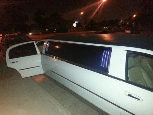 2006 lincoln town car limousine