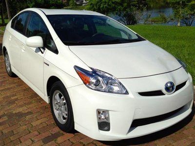 **2010 prius**hybrid**cloth seats**bluetooth**great gas milage**reliable**