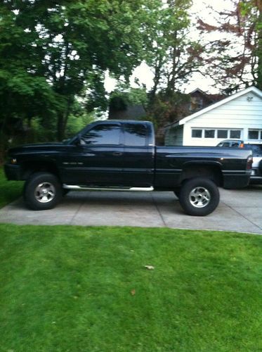 Dodge ram year 2000, color black, lifted
