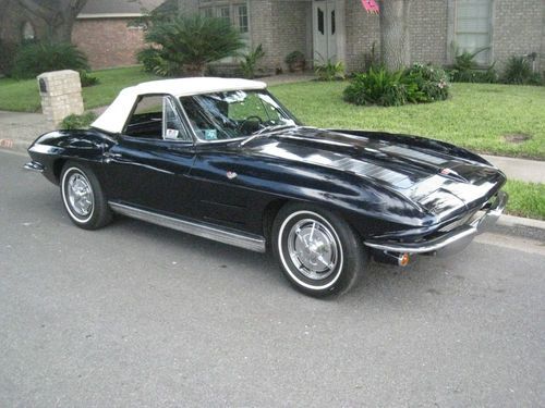 Corvette stingray convertible in daytona blue