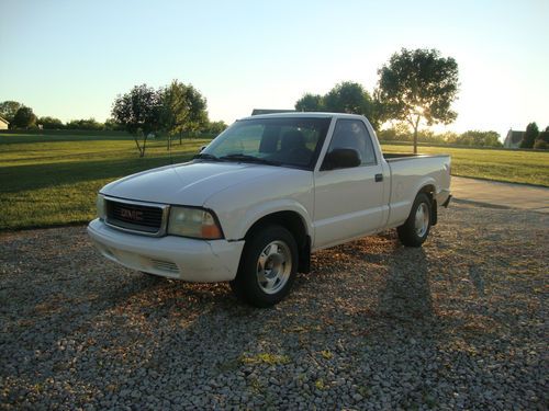 2002 gmc white sonoma sls standard cab pickup 2-door 2.2l