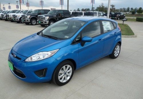 2012 ford fiesta se hatchback 4-door 1.6l