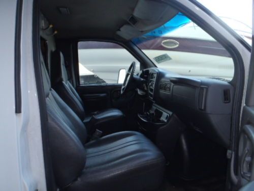 2001 gmc savana  box truck  2-door