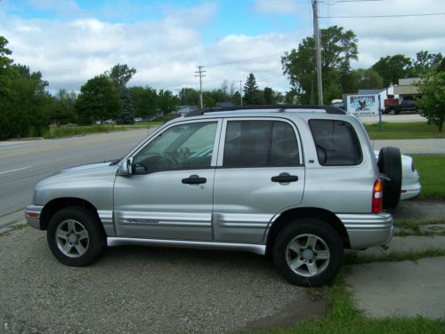 2003 chevrolet tracker lt sport utility 4-door 2.5l