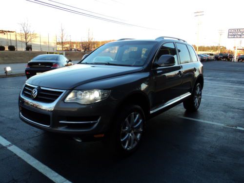 2008 vw touareg 4wd v6 navigation, back up camera, htd seats, fully serviced