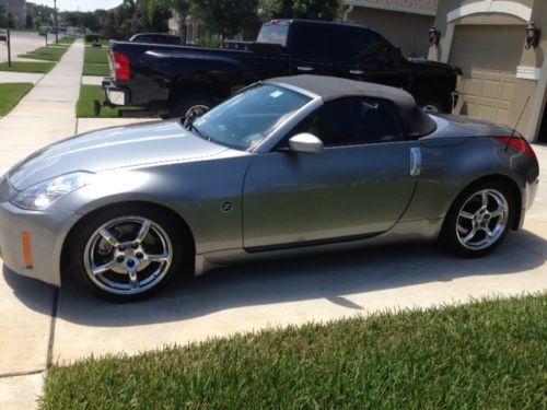 Nissan 350z -under 3,350 miles! mint cond. 1 owner - clean carfax -6 speed. vert