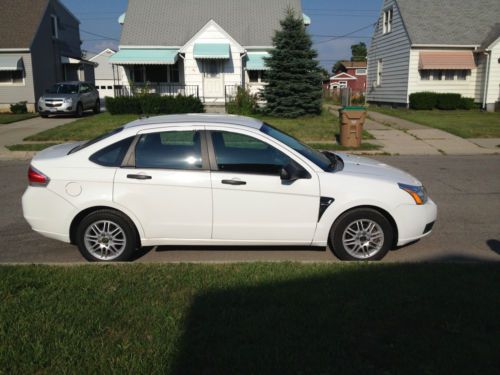 White  2L  4Door  SE, image 3