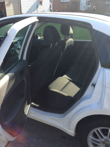 White  2L  4Door  SE, image 7