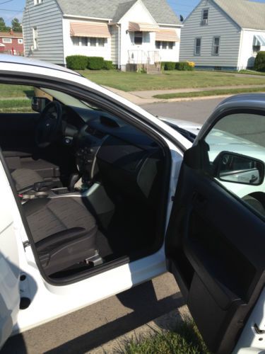 White  2L  4Door  SE, image 8