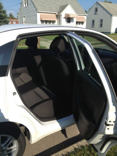 White  2L  4Door  SE, image 9