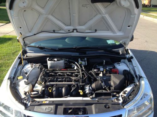 White  2L  4Door  SE, image 10