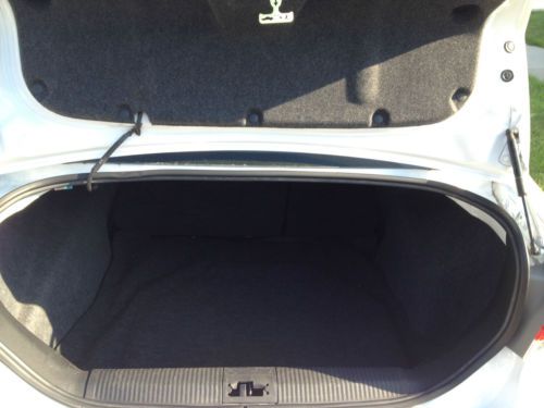 White  2L  4Door  SE, image 11