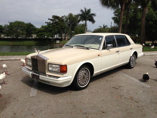 1988 rolls-royce silver spur   great looking car  a lot of car for the money !!!