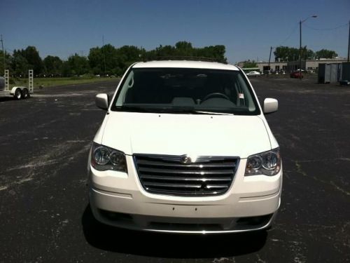 2010 chrysler town & country touring