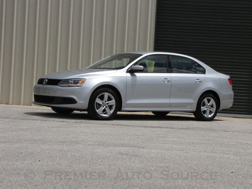 Tdi,silver,dsg automatic,black leatherette,heated seats,sirius,factory warranty