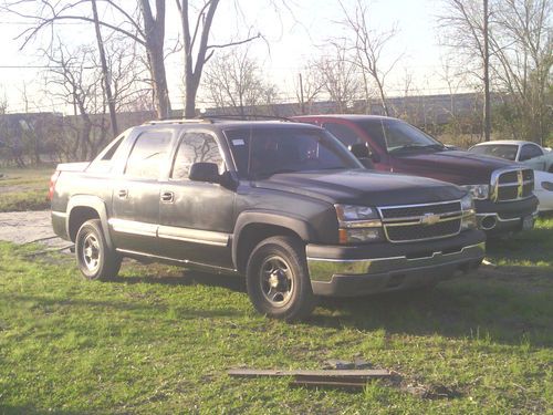 Black chevrolet avalanche