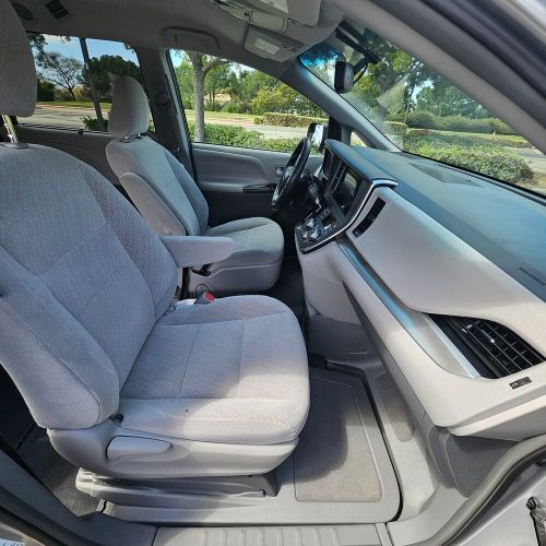 2017 toyota sienna le