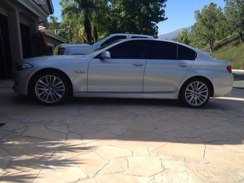 2011 bmw 550i  sedan w/sport package 4-door 4.4l msrp $72,140