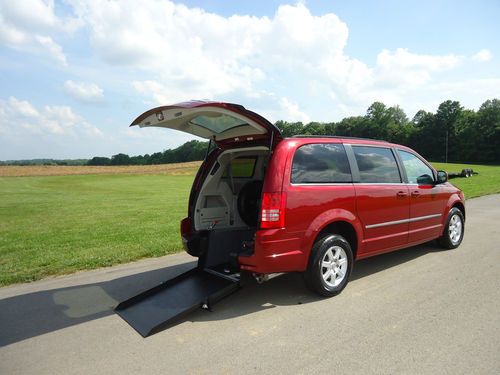 2010 chrysler town &amp; country touring wheelchair/handicap ramp van rear entry