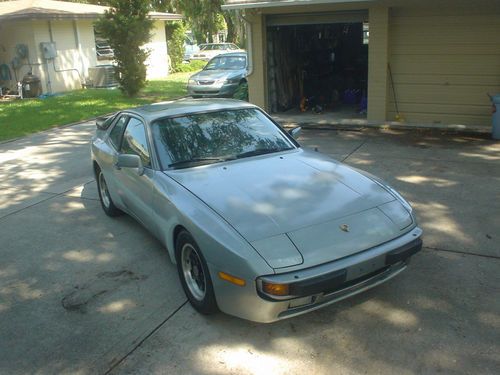 1985 porsche 944 (early '85 model) starts and runs great. must sell low reserve
