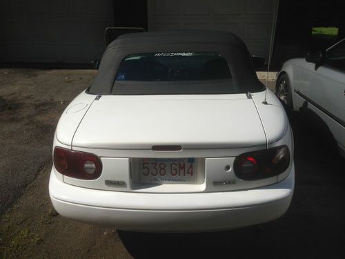 1990 mazda miata base convertible 2-door 1.6l white with black soft top