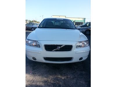 Whiite s60 volvo2.5l turbo plush leather one owner no accidents cd side airbags