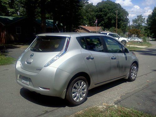 2013 Nissan Leaf SV Hatchback 4-Door -- EL, image 2