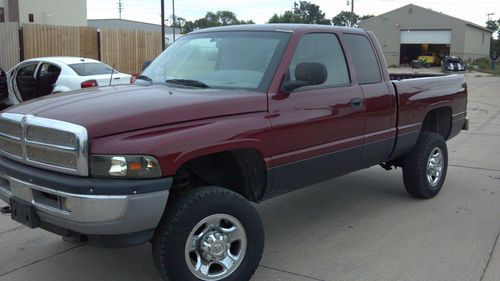 2001 dodge ram 2500 4x4 cummins diesel auto 142,369 miles. new tires, runs great