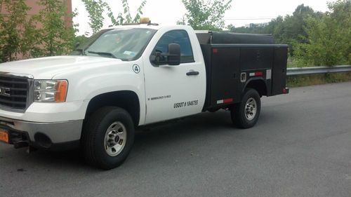 2008 gmc sierra 3500 hd  reg. cab 8' utility body 6.0l 4x4 55k miles