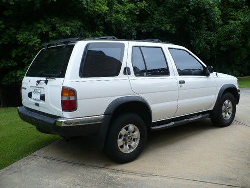 Nissan pathfinder- 5 speed transmission-2wd-super clean