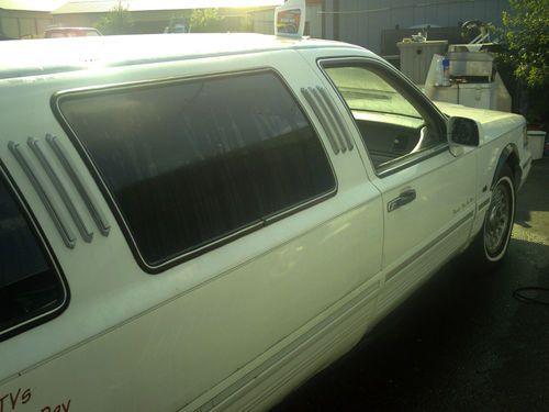 1996 Lincoln Town Car Executive Limousine 4-Door 4.6L, image 2